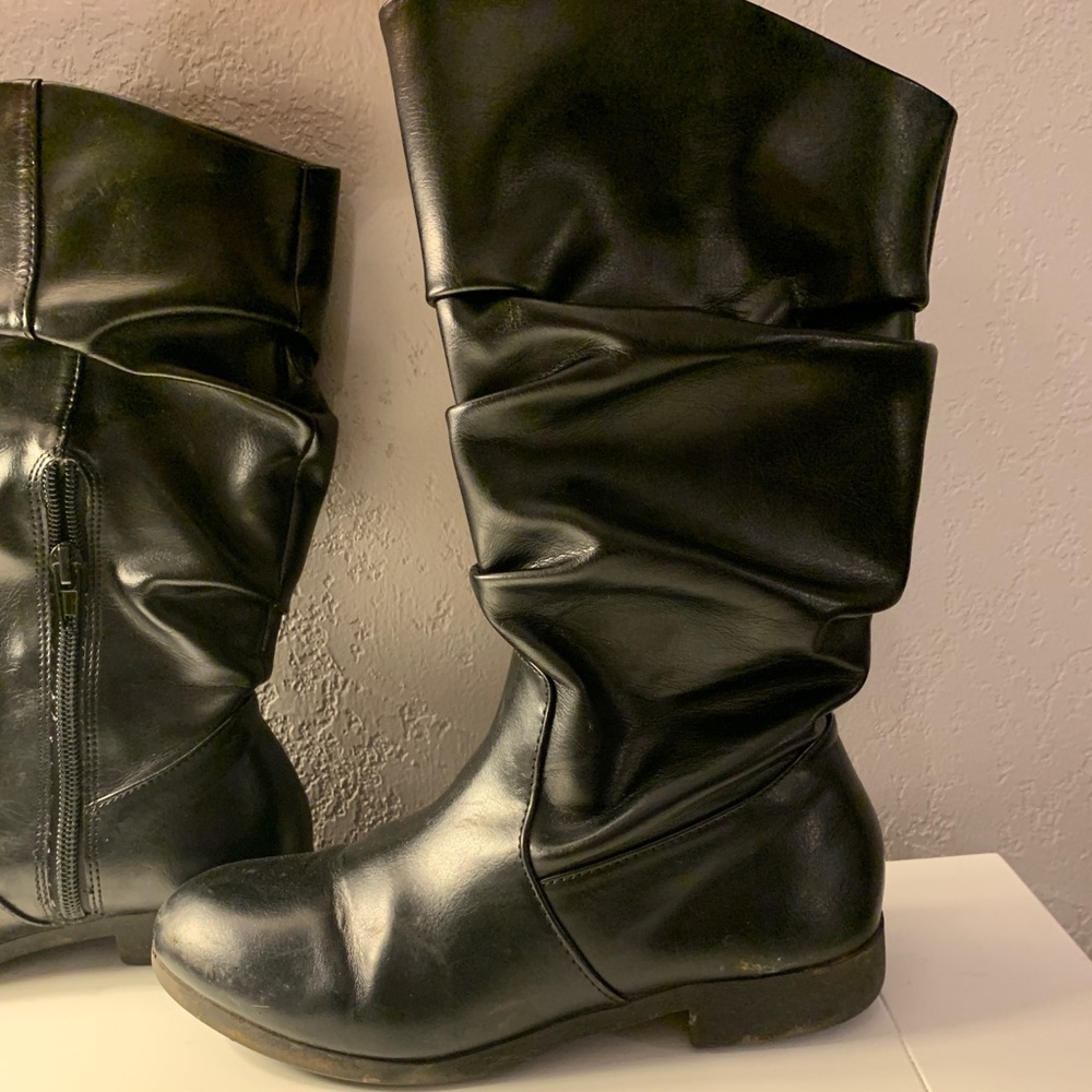 ADORABLE GIRLS BLACK BOOTS!